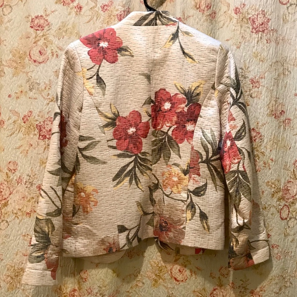 Versatile Floral Jacket - Picture 3 of 3